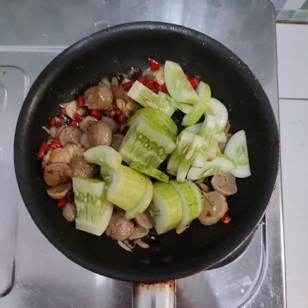 Masukkan timun, aduk rata.