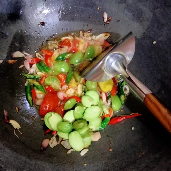 Masukkan petai aduk rata.