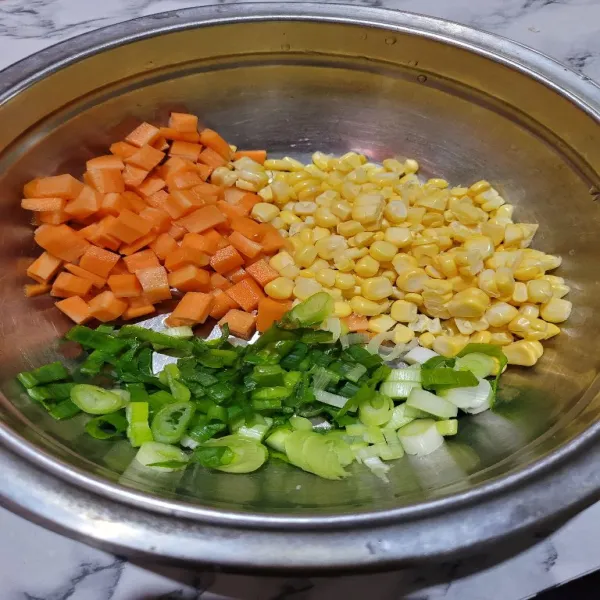 Cuci bersih jagung, wortel, dan daun bawang. Kemudian potong kecil-kecil sayuran sesuai selera.