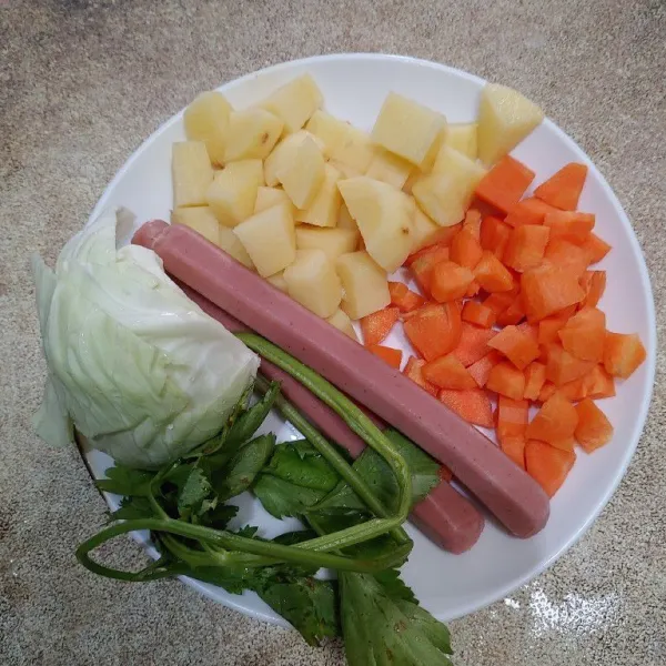 Siapkan bahan sayuran dan sosis.