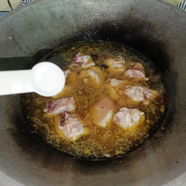 Tuang air dan bumbui dengan garam dan kaldu jamur, masak sampai ayam setengah matang.