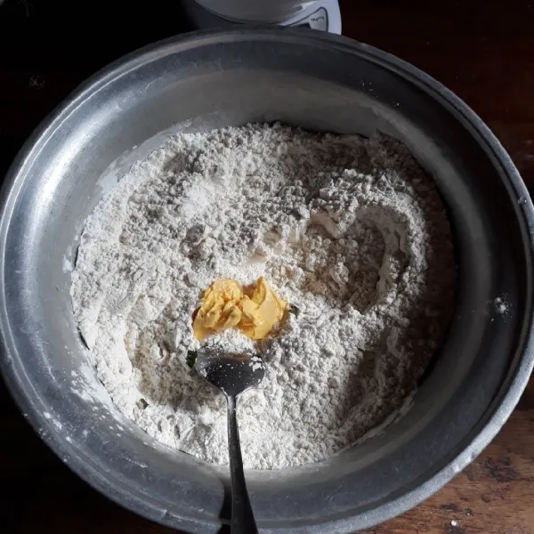 Campurkan tepung terigu, tepung tapioka, garam, merica, penyedap rasa, kaldu, margarin, seledri dan bumbu halus, aduk rata.
