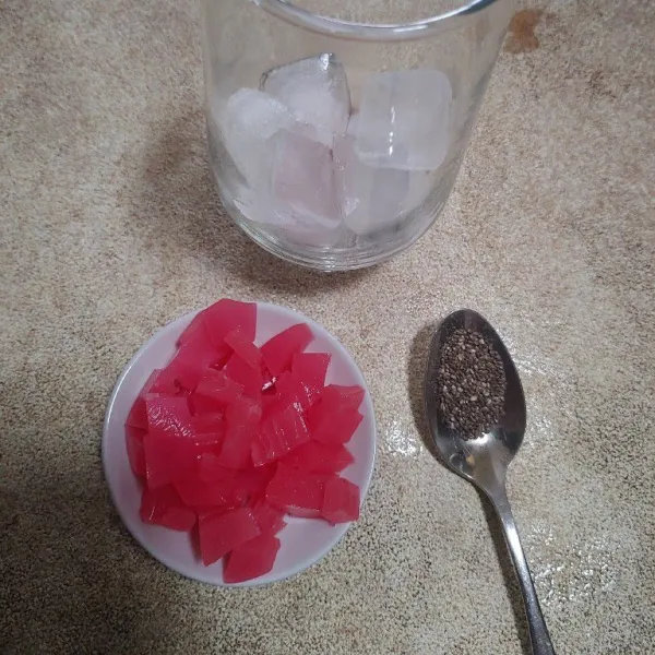 Siapkan es batu, chia seed dan jelly.
