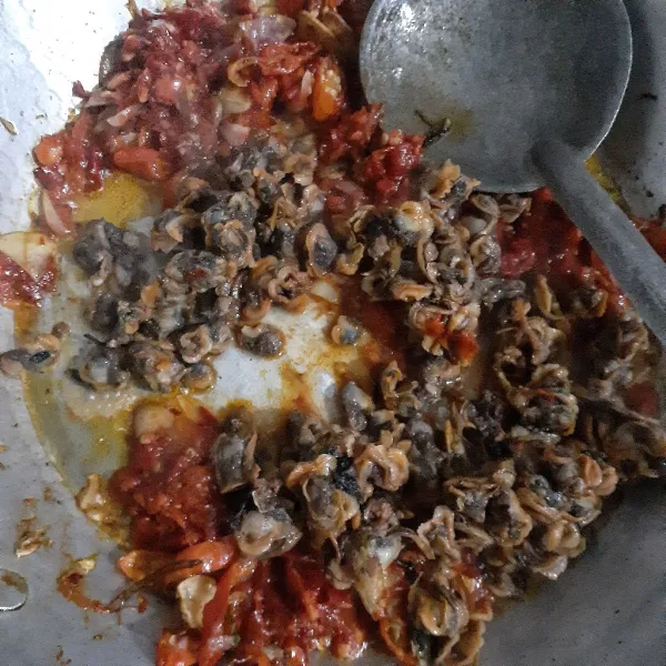 Tambahkan kerang dara kupas, aduk rata.