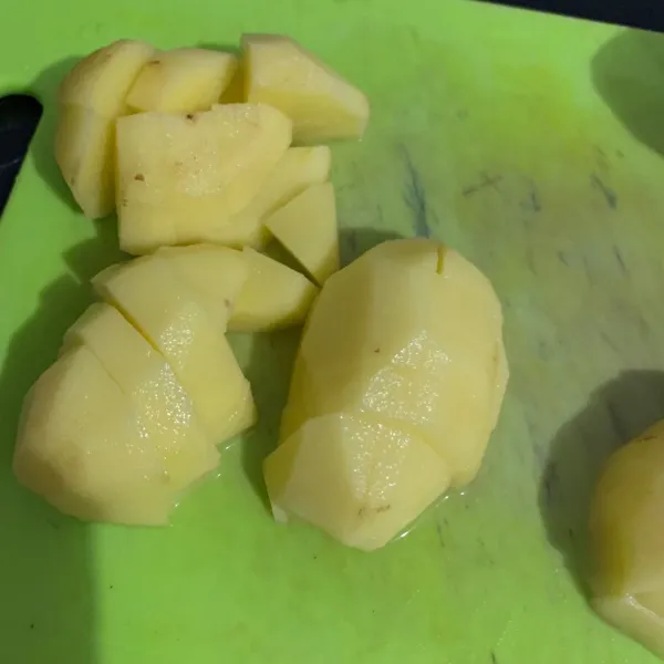 Kupas kentang dan potong kecil supaya lebih cepat matang.