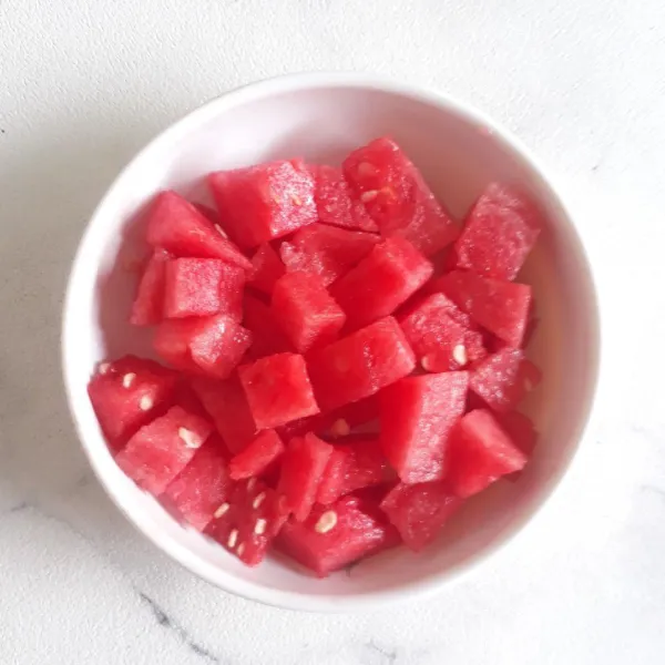 Potong-potong semangka sesuai selera.
