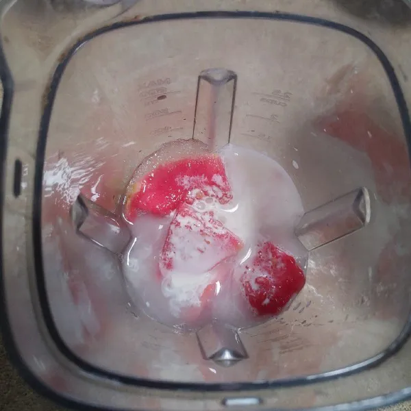 Masukkan buah jambu ke dalam blender, tambahkan air es, gula dan susu evaporasi. Blender hingga halus.