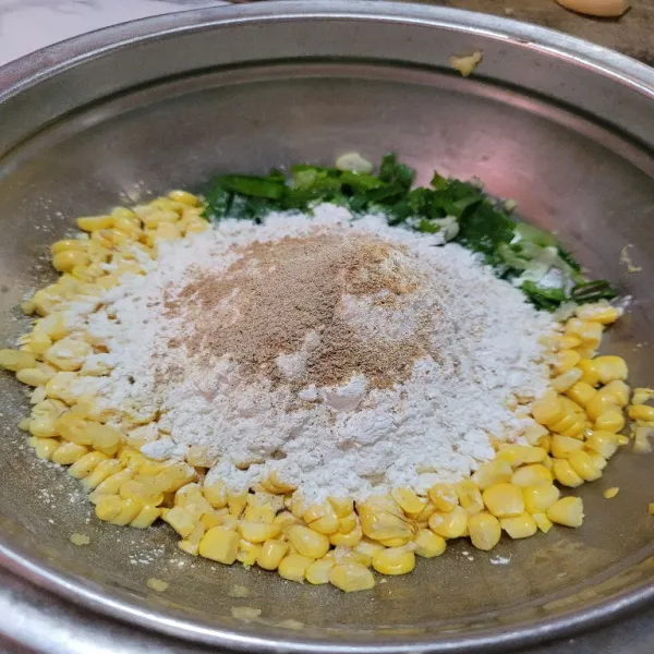 Masukkan tepung terigu, tepung beras, penyedap rasa, lada, baking powder dan bawang putih parut