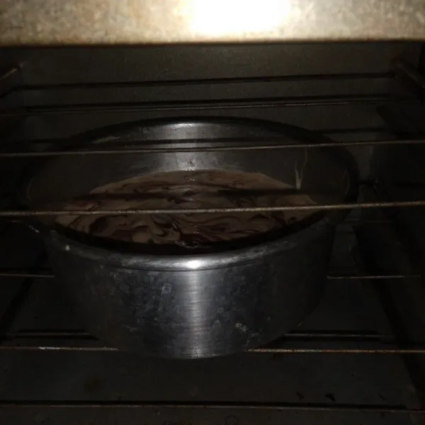 Sebelum loyang adonan masuk, panaskan oven kurleb 10 menit, baru masukan loyang adonan kedalam oven sekitar 45 menit (saya menggunakan oven tangkring). Sesuaikan dengan oven masing-masing ya