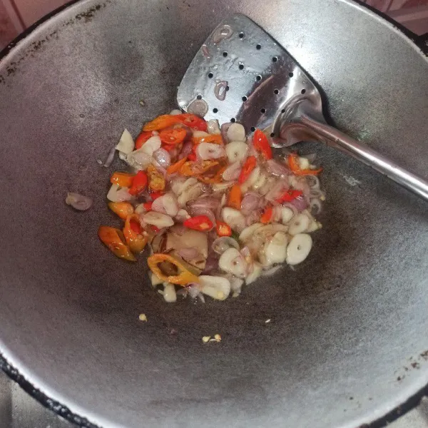 Selanjutnya masukkan cabai rawit, tumis sampai layu.