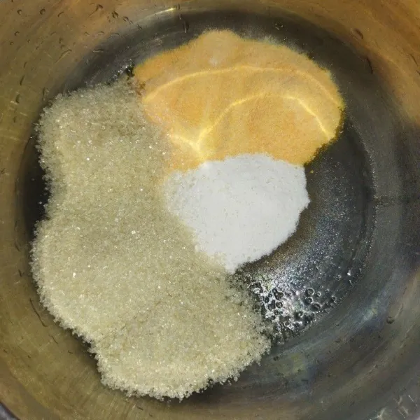 Siapkan panci, masukkan jelly rasa jeruk, serbuk minuman rasa jeruk dan gula pasir.
