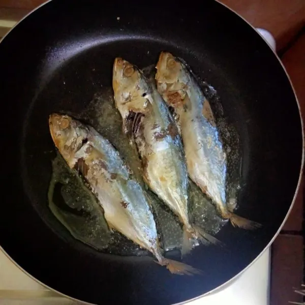 Goreng ikan peda hingga matang.