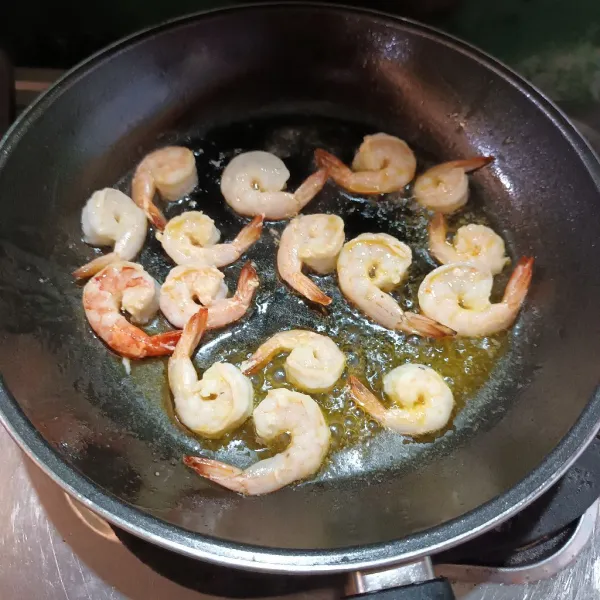 Panaskan margarin, lalu goreng udang setengah matang. Angkat dan sisihkan.