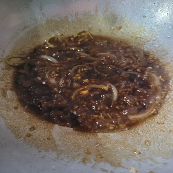 Tambahkan sedikit air lalu masukkan bumbu bulgogi dan aduk hingga rata.