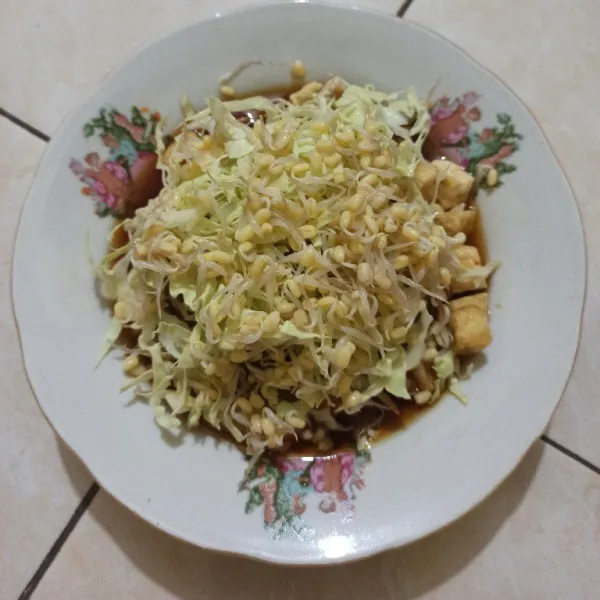 Masukkan juga tauge dan kol yang sudah diiris tipis.