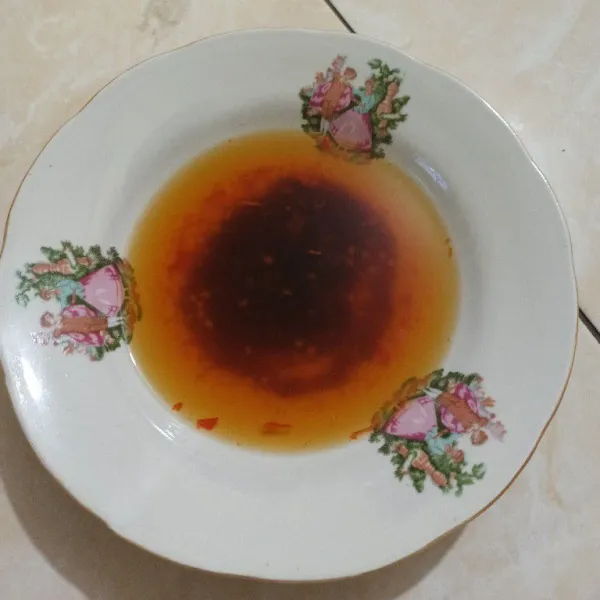 Penyajian : kuah, kecap manis, dan cabai halus.