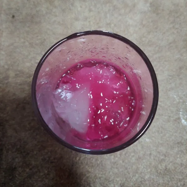 Masukkan es batu ke dalam gelas, tambahkan 1 bungkus minuman jelly rasa blueberry.