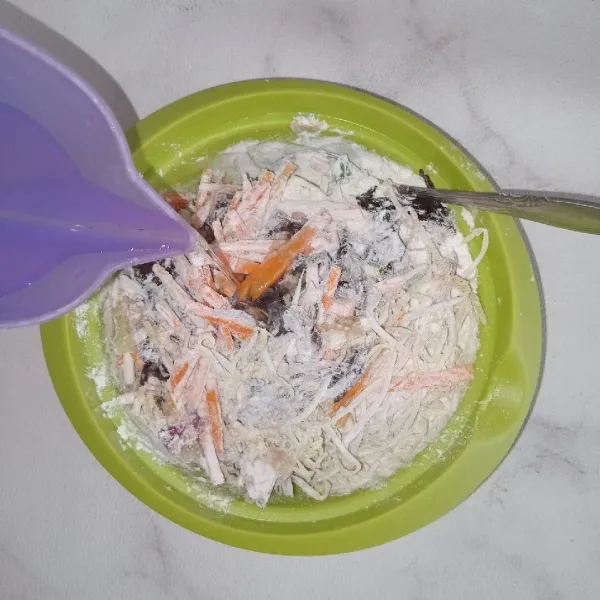 Tambahkan air sedikit demi sedikit.