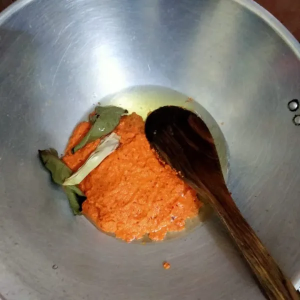 Tumis bumbu halus, daun salam, daun jeruk dan serai hingga harum dan matang.