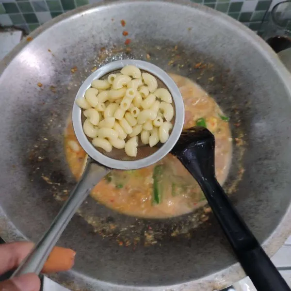 Lalu tambahkan macaroni. Aduk rata. Bumbui dengan kaldu bubuk dan merica.