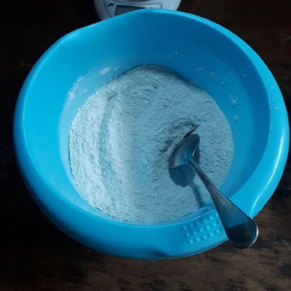 Campurkan tepung beras, tepung terigu, tepung tapioka, gula, garam dan minyak, aduk rata.