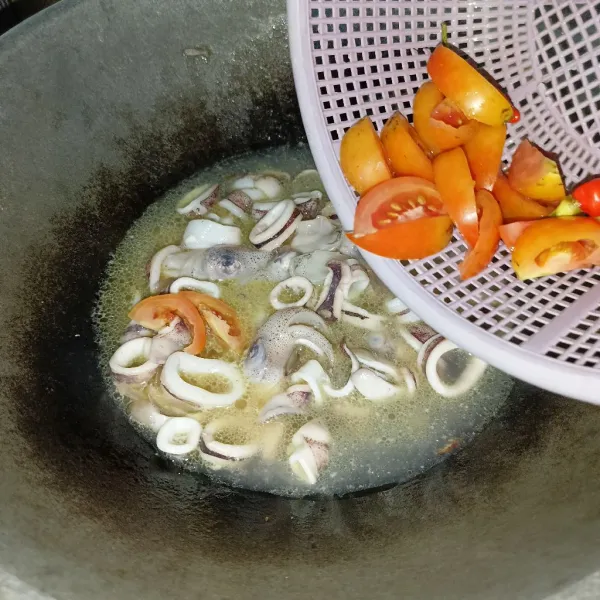 Tuang air dan tambahkan irisan tomat dan cabai rawit.