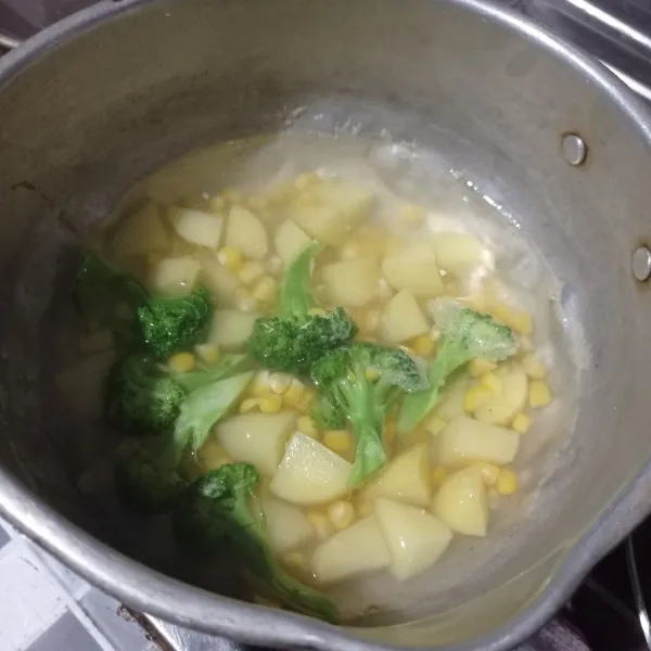 Masukan brokoli masak lagi sampai matang, angkat tiriskan.