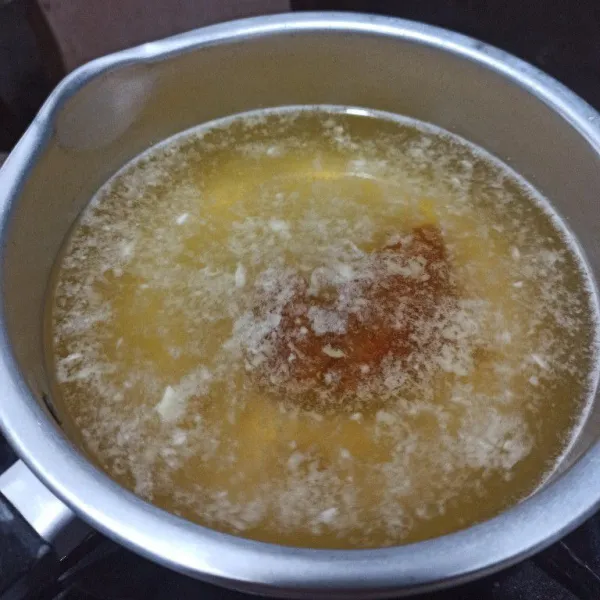 Rebus air, gula merah, dan bawang putih halus sampai mendidih.