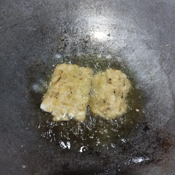 Goreng Tempe sampai kecoklatan.