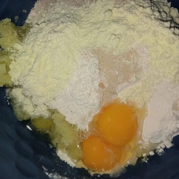 Masukkan semua bahan menjadi satu kecuali margarin dan garam. Tuang air sedikit demi sedikit sampai adonan kalis,uleni dengan tangan.