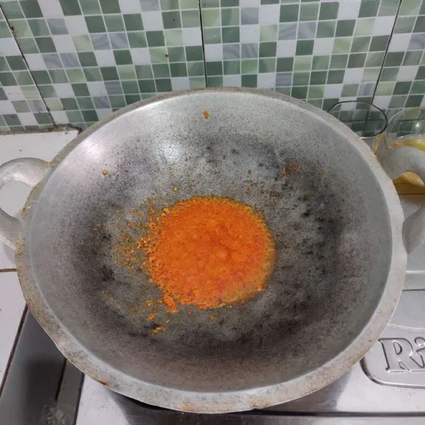 Tumis bumbu halus hingga wangi dan berubah warna.