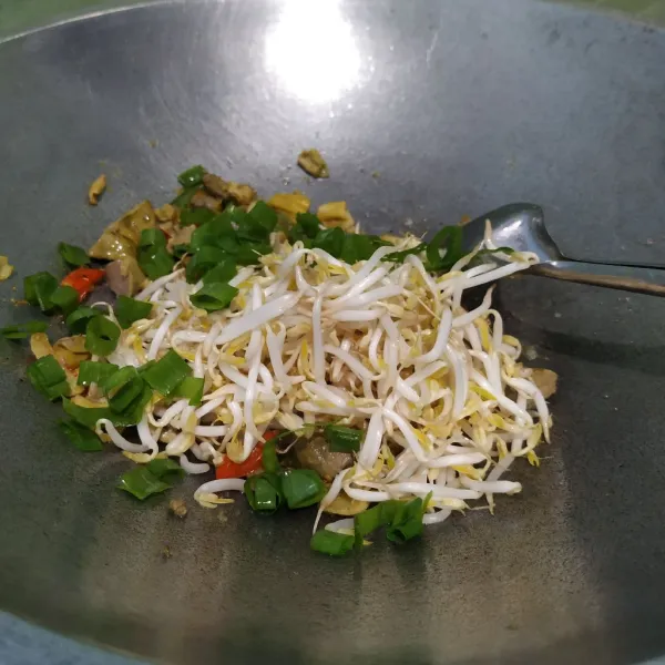 Masukkan toge dan daun bawang. Beri garam, penyedap, dan gula pasir.