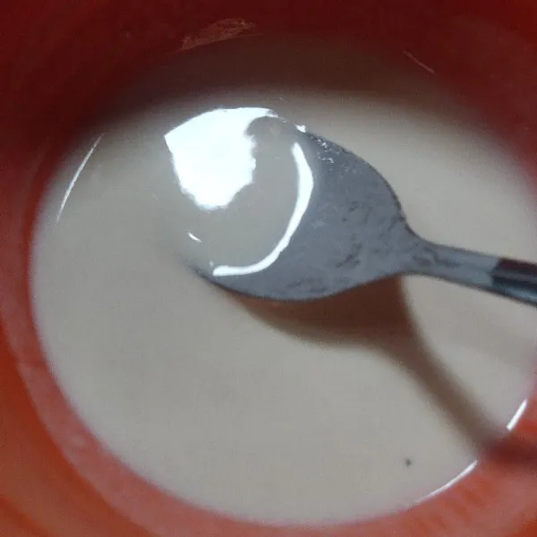 Campur tepung terigu, tepung beras, baking powder, garam dan air lalu aduk rata.