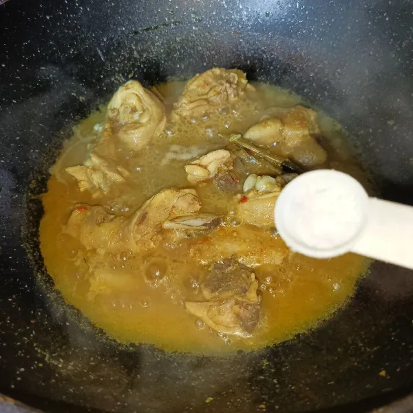 Tambahkan garam, lada bubuk, gula pasir dan kaldu jamur. Masak sampai ayam matang, koreksi rasanya dan siap disajikan.