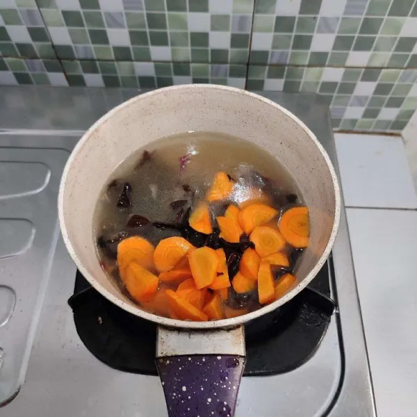 Masukkan wortel dan jamur kuping, masak hingga empuk.
