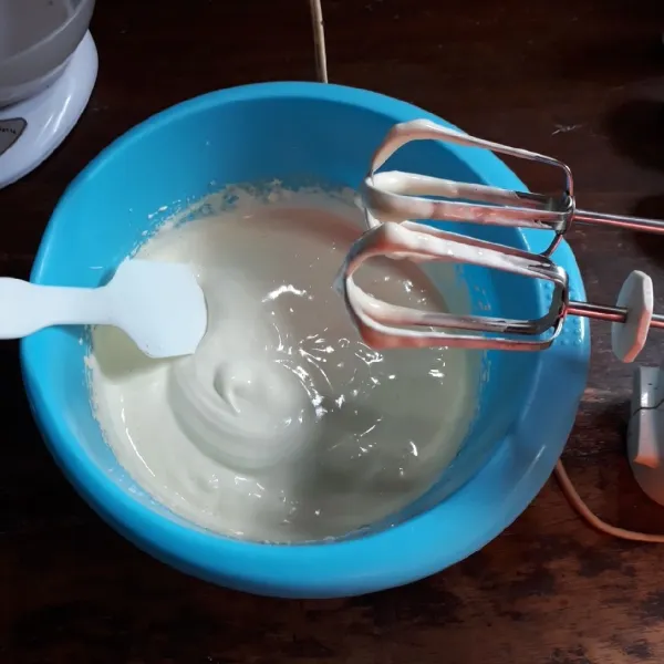 Campurkan telur, gula, SP dan air. Mixer kecepatan tinggi hingga kental berjejak (5 menit).