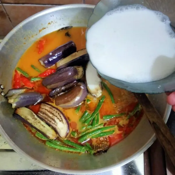 Tambahkan santan masak hingga mendidih dan sambil terus diaduk agar santan tidak pecah.