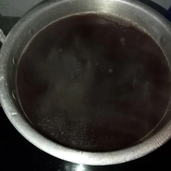 Rebus gula merah, gula pasir, dan 200 ml air hingga mendidih lalu matikan api dan biarkan dingin.