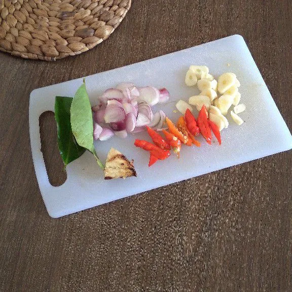 Iris bahan cabe, bawang merah, dan bawang putih.