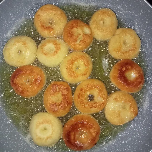 Panaskan minyak lalu masukkan donat, goreng donat hingga kuning keemasan, angkat dan tiriskan. Tunggu donat dingin.