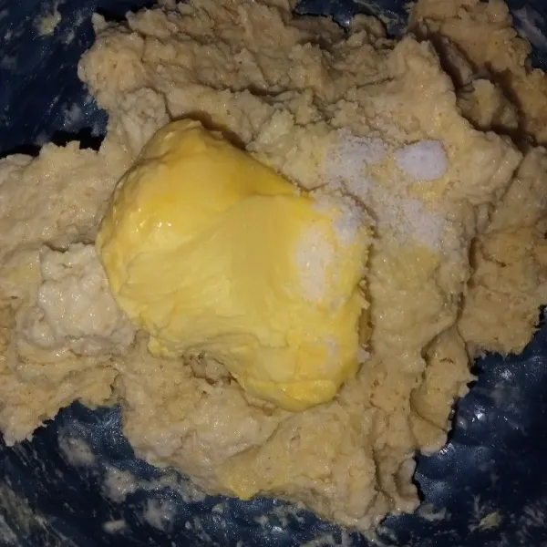 Tambahkan margarin dan garam uleni hingga kalis elastis menggunakan tangan.