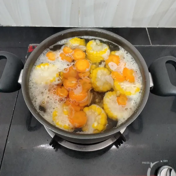 Kemudian masukkan wortel, gula pasir dan garam. Masak hingga wortel setengah layu.