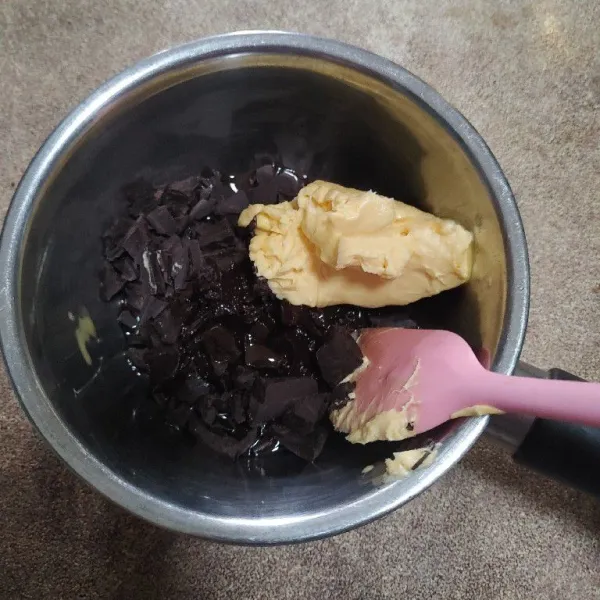 Potong kecil-kecil dark cooking chocolate, tambahkan minyak goreng dan margarin. Didihkan air dan tim cokelat hingga meleleh.