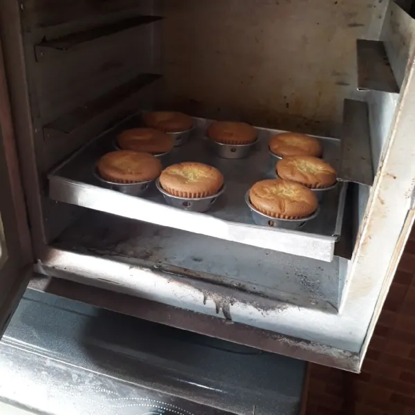 Panggang dalam oven yang sudah dipanaskan, gunakan api sedang hingga matang. 20 menit rak bawah dan 15 menit rak atas, sesuaikan dengan oven masing-masing.