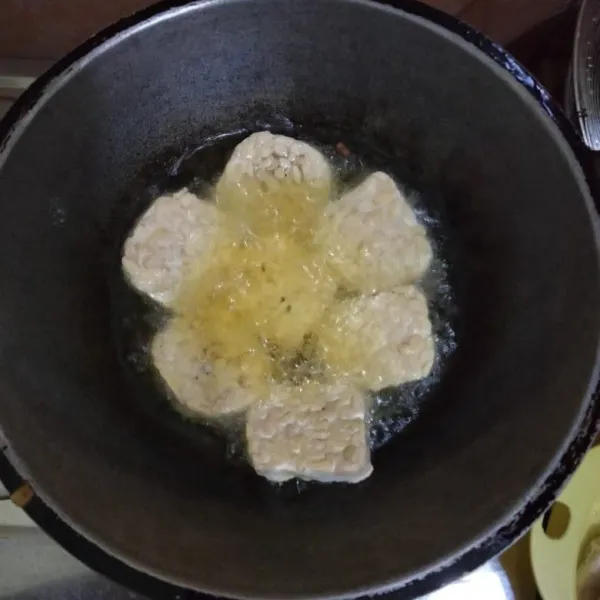 Panaskan minyak goreng, kemudian masukkan tempe yang sudah di marinasi sebelumnya.