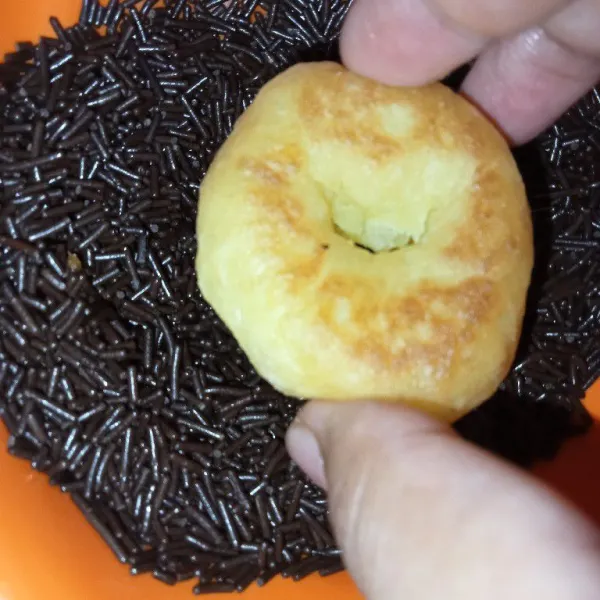 Olesi donat dengan margarin dan masukkan kedalam meses sambil sedikit ditekan supaya meses banyak yang menempel. Sajikan.
