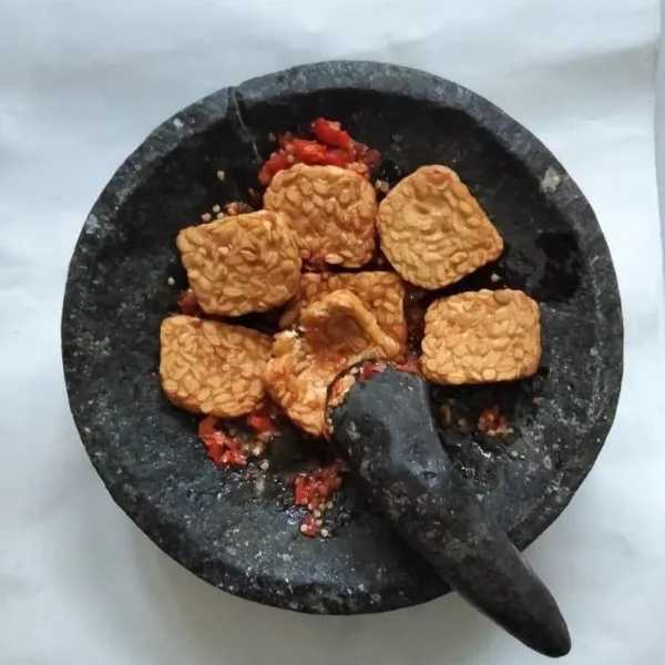 Masukkan tempe yang sudah di goreng tadi.