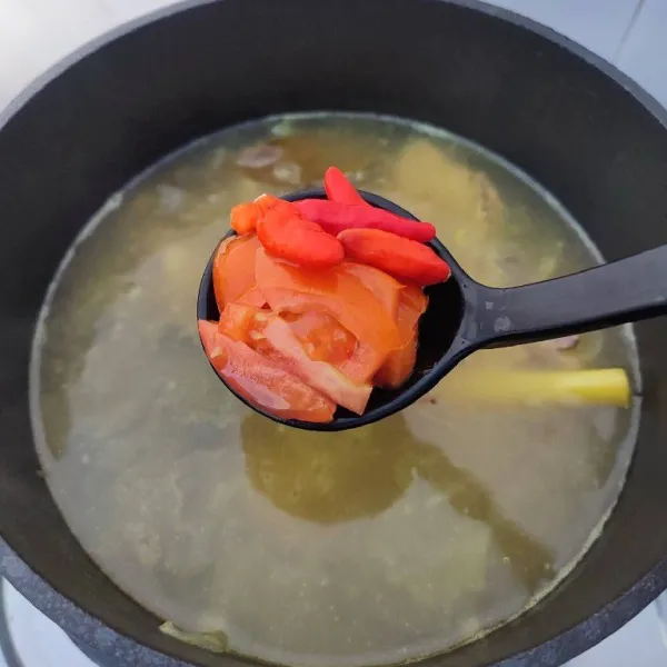 Tambahkan cabe rawit dan tomat. Masak sampai layu.