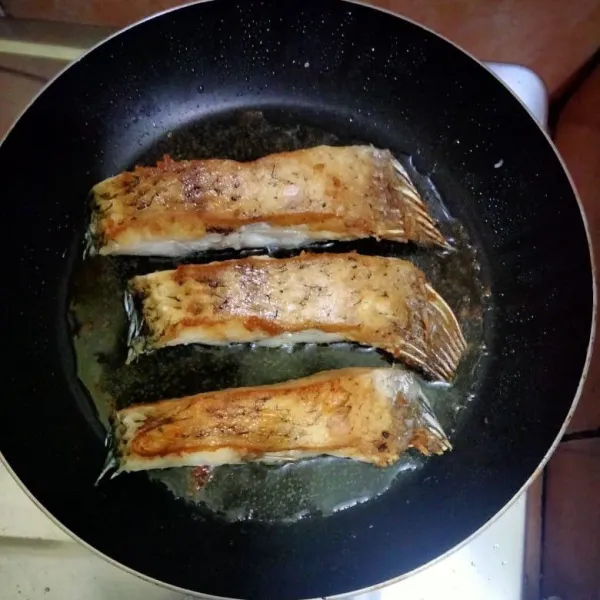 Kemudian goreng juga ikan gurame hingga kering dan matang,lalu angkat dan tiriskan.