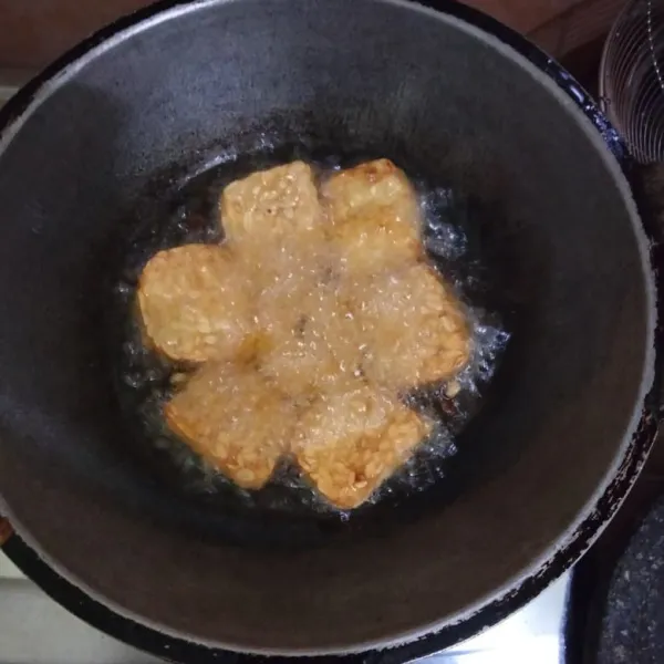 Goreng tempe hingga kering kecoklatan lalu angkat dan tiriskan.